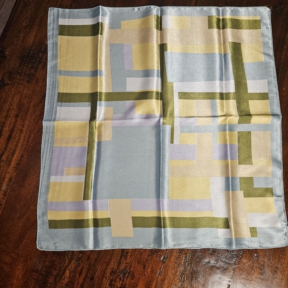 Gorgeous vintage Italian multi color scarf. - Picture 11 of 11